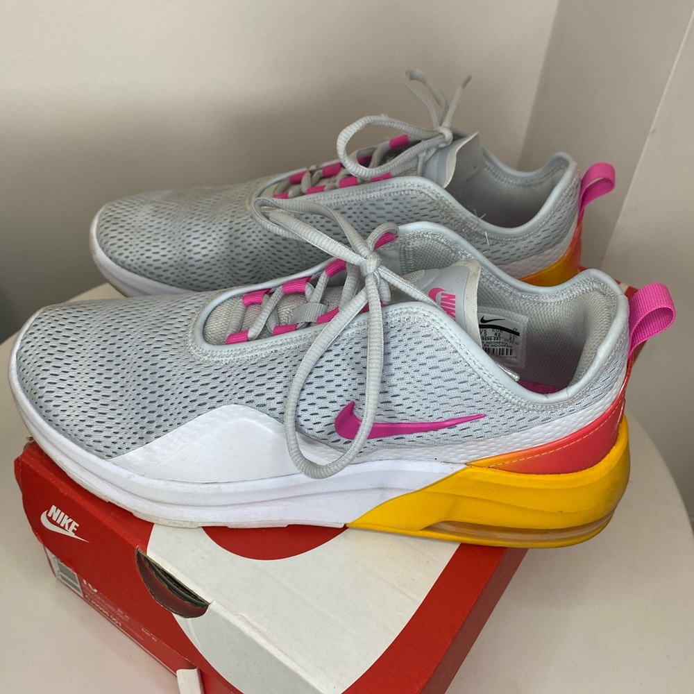 NIKE AIR MAX MOTION 2